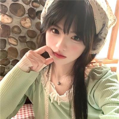 举杯畅饮的姐姐们